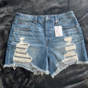 NWOT good American bombshell distressed shorts